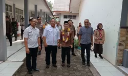 Wamendikdasmen Atip Latipulhayat Tinjau Revitalisasi SMAN 1 Gunung Putri Bogor