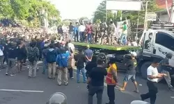 Demo Memanas di Pati, Massa Lempari Kantor Bupati dan Pecahkan Kaca Sekretariat
