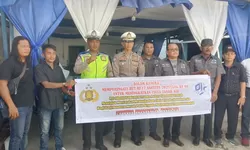 Semarak HUT RI ke-80, PJS Sibolga–Tapteng Bersama Polres Tapteng Bagikan 100 Bendera Merah Putih untuk Kobarkan Semangat Nasionalisme