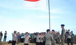 Polda Jabar Kibarkan Merah Putih di Puncak Gunung Ciremai untuk Rayakan HUT RI ke-80