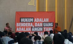 Wamenkum Edward Hiariej dan Haris Azhar Debat Terbuka RUU KUHAP di Yogyakarta: Advokat Wajib Dampingi Sejak Penyelidikan