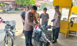 Kapolsek Tanjungsari Bagikan Bendera Merah Putih ke Warga dan Ponpes Darul Mutaalimin