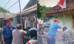Cegah Fenomena Bendera One Piece, Damkar Bogor Bagikan 200 Bendera Merah Putih ke Warga Dramaga