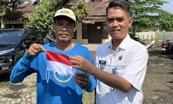 Camat Tajurhalang Bagikan Ratusan Bendera Merah Putih Sambut HUT ke-80 RI