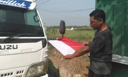 Tepis Isu Bendera One Piece, Warga dan Sopir Truk di Kecamatan Soko Tuban Kompak Kibarkan Merah Putih