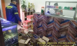 Polsek Jonggol Sita Ratusan Botol Miras dalam Operasi Pekat, Toko di Citra Indah Digerebek