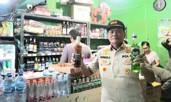 Satpol PP Bogor Grebek Warung Jual Miras Online di Ciampea, Ratusan Botol Diamankan