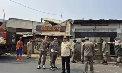 Satpol PP Kabupaten Bogor Tertibkan Bangunan dan PKL di Parung, 20 Lapak Dibongkar
