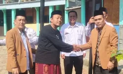 Tanah Wakaf di Desa Cicadas Diserahkan untuk Pembangunan Pondok Pesantren