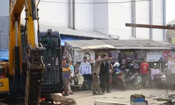 Satpol PP Tertibkan 23 Bangunan Liar dan PKL di Terminal Cibinong, Dua Warung Miras Dibongkar