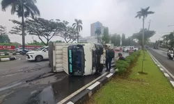 Hindari Minibus Putar Balik, Mobil Box Bermuatan Minuman Terguling di Jalan Raya Tegar Beriman