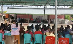 Bantuan Pangan Disalurkan di Desa Lauran, Pemkab Tanimbar Kawal Ketat Stabilitas Harga dan Ketahanan Pangan