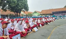 SMPN 1 Gunung Putri Sambut Tahun Ajaran Baru, Ratusan Siswa Baru Ikuti Upacara dan MPLS