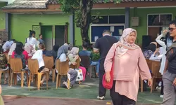 Antusias Tinggi! Daftar Ulang SPMB SMPN 1 Gunungputri Dipadati Wali Murid