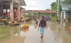Pasar Larat Terendam Banjir, Warga Tuntut Penataan Drainase Jadi Prioritas