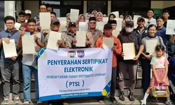 Pemkot Depok Serahkan 39 Sertifikat Tanah PTSL kepada Warga Pancoran Mas