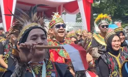 Ketua KORMI Kabupaten Bogor Rike Iskandar Tampil Memukau dengan Baju Adat Timur di Helaran Budaya HJB ke-543