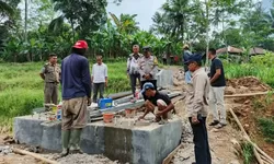 Camat Sukamakmur Bakri Hasan Monitoring Pembangunan Jembatan Rawayan di Desa Sukaharja