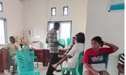 Plt Kepala Desa Teineman Terekam Minum Sopi di Kantor: Masyarakat Desak Bupati Tanimbar Bertindak Tegas