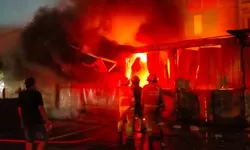 Kebakaran Hebat Hanguskan 7 Kios di Pasar GBJ Gunung Putri, Diduga Akibat Konsleting Listrik