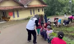 Kades Sukaharja Turun Langsung ke Lokasi BBGRM, Diapresiasi Warga: Mirip Gaya Dedi Mulyadi!
