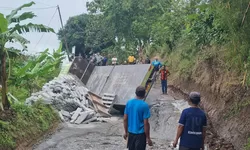 Truk Bermuatan Hebel Tergelincir di Jalan Rusak Kabupaten Bogor Sukamakmur