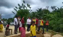 VIRAL: Jembatan Putus di Arui Kepulauan Tanimbar, Wabup Langsung Tinjau Lokasi