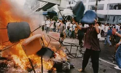 Mei 1998: Tragedi Nasional yang Mengakhiri Orde Baru dan Memicu Reformasi Indonesia