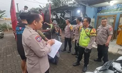 Polsek Gunung Putri Gerebek Kantor Debt Collector di Griya Bukit Jaya, Puluhan Motor Diamankan