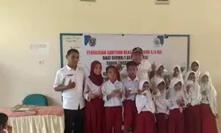 Pemdes Kilon Salurkan Beasiswa Siswa Berprestasi: Strategi Cerdas Wujudkan Pendidikan Berkualitas di Kepulauan Tanimbar