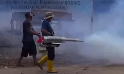 Cegah DBD, Kades Bojong Lakukan Fogging Mandiri di Area Kantor Desa