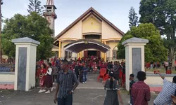 Paskah 2025 di Kepulauan Tanimbar: Umat Katolik Sifnana Peringati Jumat Agung dengan Penuh Khidmat di Gereja Tritunggal Maha Kudus