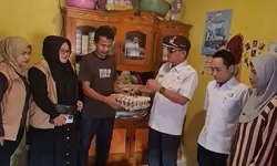 Camat Sukamakmur Sambangi Karina Putri, Balita Penderita Kanker Retina Asal Cihanjawar