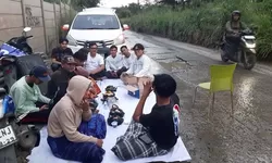 Sindiran Pedas! Mahasiswa dan Pemuda Rumpin Gelar Bukber di Jalan Rusak