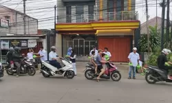 Karang Taruna Tlajung Udik Gelar Aksi Sosial, Bagikan Ratusan Nasi Kotak untuk Pengguna Jalan