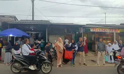 Alumni SMPN 1 Cijeruk Bagikan 100 Paket Takjil di Bulan Ramadhan