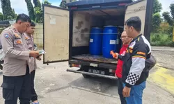 Mobil Pickup Tumpahkan Zat Kimia di Gunung Putri, 4 Motor Tergelincir, 8 Orang Luka-Luka