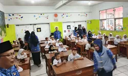 Disbudpar dan Tagar Motekart Sosialisasi Kebudayaan dan Tebar Gizi di SDN 01 Cibedug