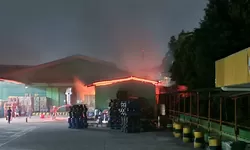 Kebakaran Hebat Landa Pabrik TARO di Gunung Putri, Bogor
