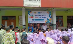 Alumni SMPN 1 Cijeruk Tebar 300 Paket Gizi Gratis di TK dan MDTA Al Ikhlas