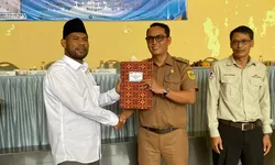 Kepala Desa Cikeas Udik, Miptahul Palah, Lantik 14 RW dan 39 RT Baru