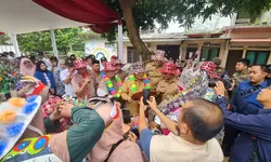 Pj Bupati Bogor Bachril Bakri Kunjungi KRL 30 Tlajung Udik, Apresiasi Inovasi Daur Ulang dan Hidroponik