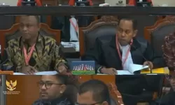 KPU Tanimbar Loloskan Ricky Jauwerissa Tanpa SK Pemberhentian, Legal atau Cacat Hukum?