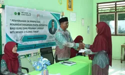 Momentum Berharga di MTs Negeri 3 Flores Timur: Penyerahan SK PPNPN dan Purnabakti Guru Inspiratif