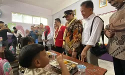 Pj Bupati Bogor Tinjau Program Makan Bergizi Gratis, Akui Belum Merata