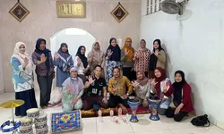 Ketua Pertina Kabupaten Bogor Berikan Bantuan Alat Marawis untuk SDN 05 Gunung Putri