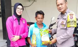 Jumat Berkah: Bhabinkamtibmas Desa Wanaherang Berikan Sembako kepada Warga