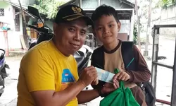 Inspiratif! Alvaro, Siswa SDN 03 Cicadas, Gunung Putri, Sekolah Sambil Berjualan