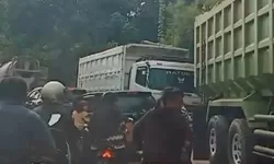 Warga Keluhkan Truk Tronton Perusak Jalan Cariu-Nyengcle, Pemerintah Diminta Bertindak