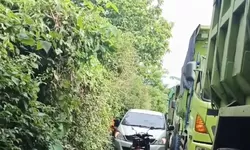 Protes Warga Memuncak: Truk Pengangkut Material Bendungan Cijurey Ganggu Aktivitas Jalan Desa